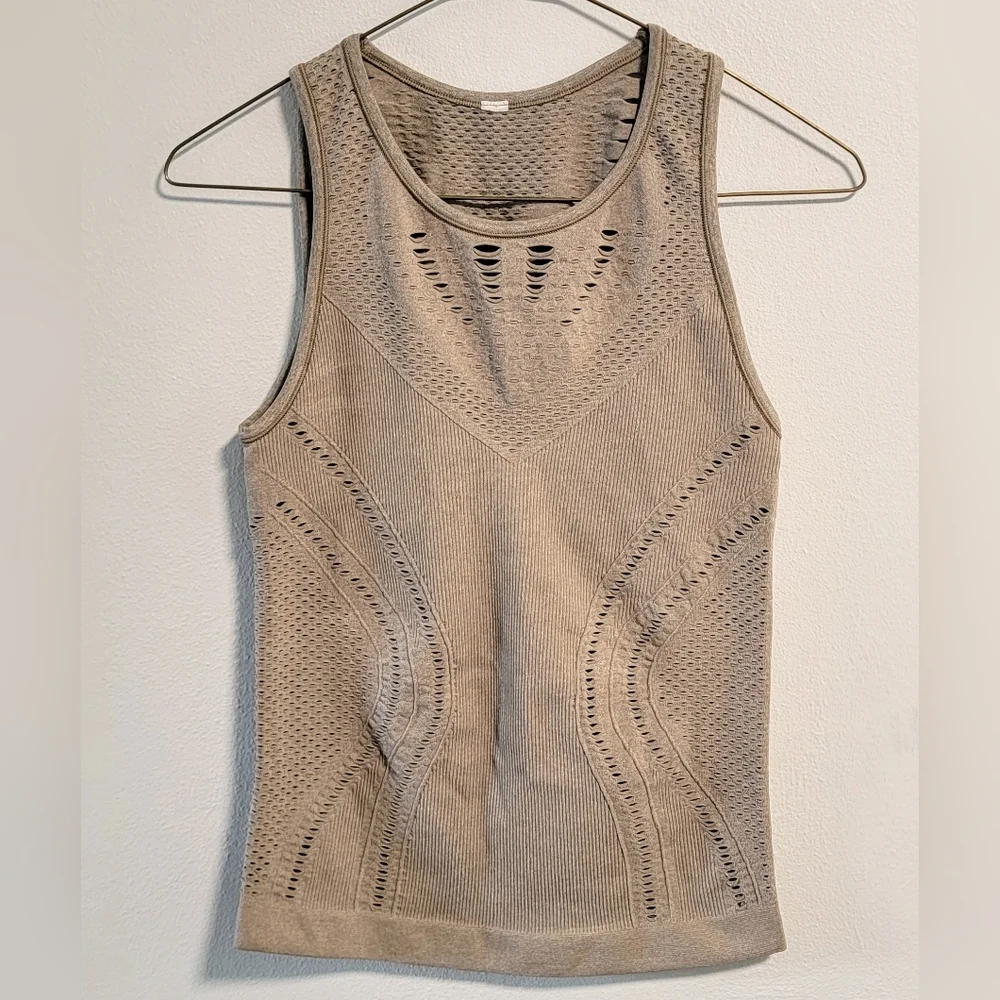 Alo Lark Boho Eylet Patterned Yoga Running Athletic Workout Tank Stretchy Summer